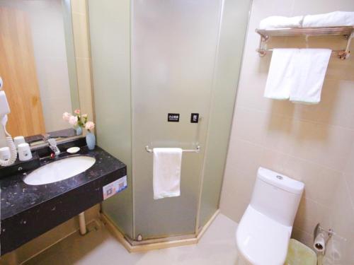 GreenTree Inn JiangSu SuZhou Industrial Park QingJian Lake Express Hotel في سوتشو: حمام مع مرحاض ومغسلة