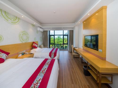 Katil atau katil-katil dalam bilik di GreenTree Inn Qionghai Boao Railway Station Business Hotel