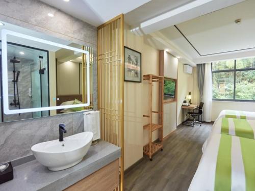 Bathroom sa GreenTree Inn Huangshan TangKou Beauty Spot South Gate Transfer Center Business Hotel