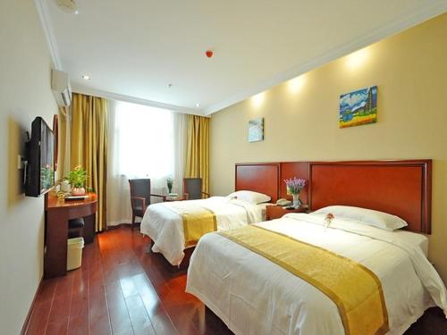 Voodi või voodid majutusasutuse GreenTree Inn Linxi International Convention Center Express Hotel toas