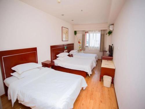 Postel nebo postele na pokoji v ubytování GreenTree Inn Shandong Binzhou Wanda Plaza Huangheshilu Express Hotel