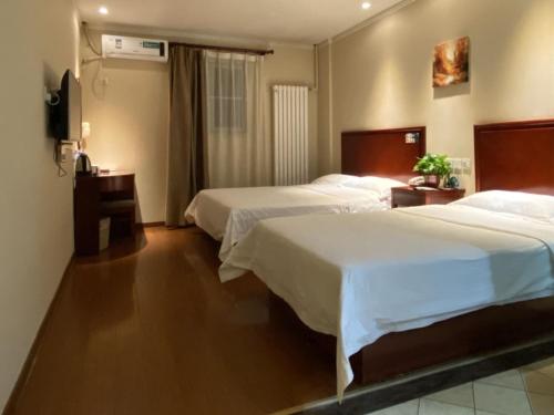 Llit o llits en una habitació de GreenTree Inn Beijing Changping Tiantongyuan East Taipingzhuang Road Express Hotel