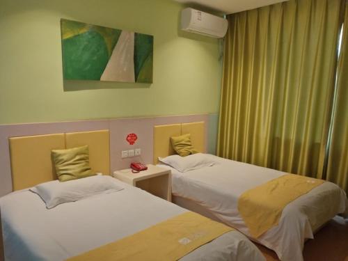 太原的住宿－贝壳太原小店区山西大医院酒店，酒店客房设有两张床和窗户。