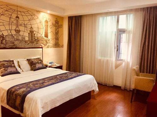 En eller flere senge i et værelse på GreenTree Inn Guangxi Yulin Jincheng Commercial Building Shell Hotel