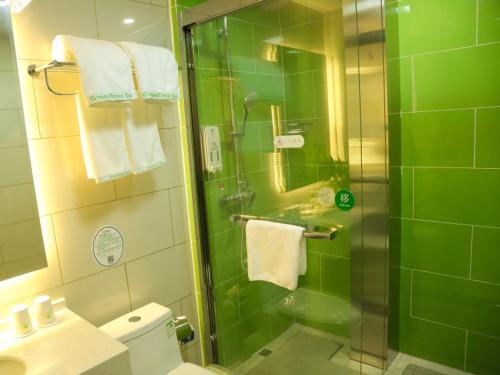 Ένα μπάνιο στο GreenTree Inn Nanjing Pukou District Qiaolin Express Hotel