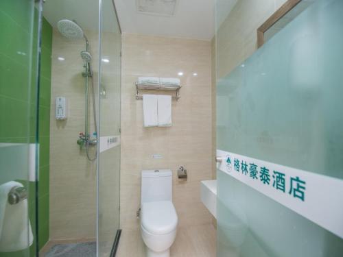 A bathroom at GreenTree Inn Nanjing Provincial People's Hospital Express Hotel