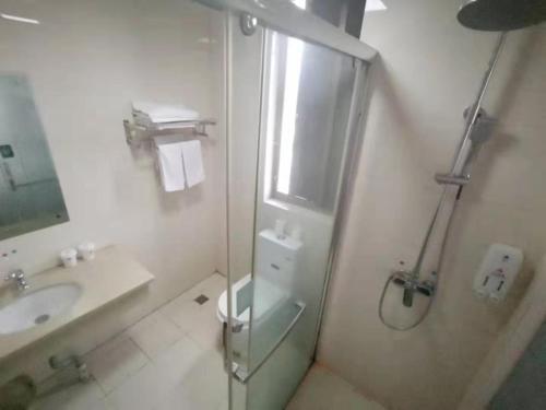 Ένα μπάνιο στο GreenTree Inn Zhejiang Taizhou Tiantai Bus Station Express Hotel