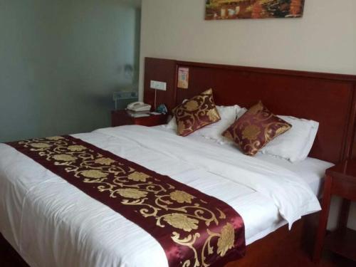 Ένα ή περισσότερα κρεβάτια σε δωμάτιο στο GreenTree Inn Anhui Bozhou Mengcheng Zhuangzi Road Express Hotel