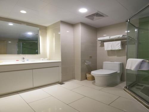 uma casa de banho com um WC, um lavatório e um chuveiro em GreenTree Inn Chengde Shuangluan District Xinhui Wan Business Hotel em Chengde