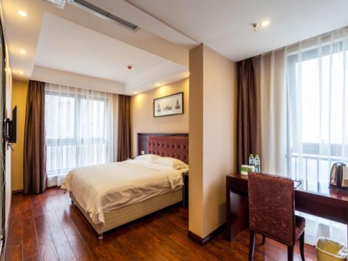 Postel nebo postele na pokoji v ubytování GreenTree Inn Chengdu high-tech Development West Zone Shidai Tian Street Express Hotel
