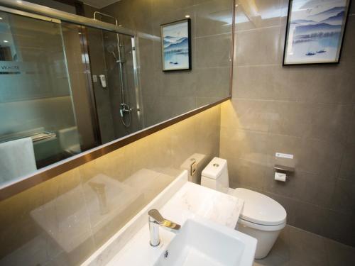 Bilik mandi di VX Heze Dingtao District Taoyi Road Hotel
