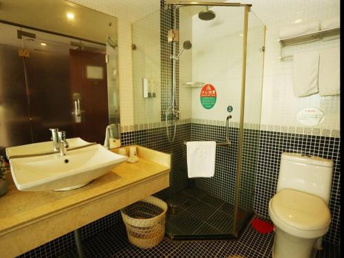y baño con lavabo y aseo. en GreenTree Inn JiangSu LianYunGang Bus Station East JieFang Road Business Hotel, en Lianyungang