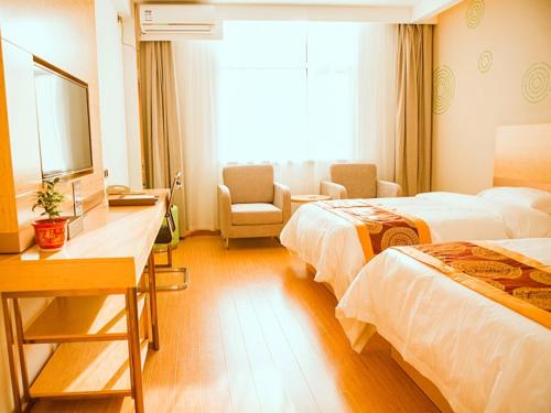 um quarto de hotel com duas camas e uma secretária em GreenTree Inn Yancheng Funing Experimental Primary School Suzhou Road Hotel em Dengshe
