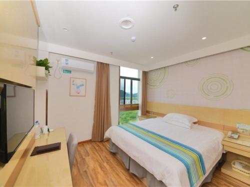 Postel nebo postele na pokoji v ubytování GreenTree Inn AnHui Ningguo Ningguo Avenue Business Hotel