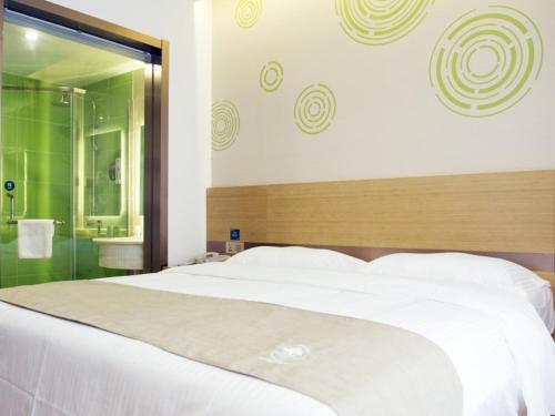 Katil atau katil-katil dalam bilik di GreenTree Inn Nantong Qidong Lvsi Harbour Express Hotel