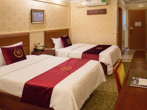 Postel nebo postele na pokoji v ubytování Greentree Inn Shanghai Chongming Bao Town Express Hotel