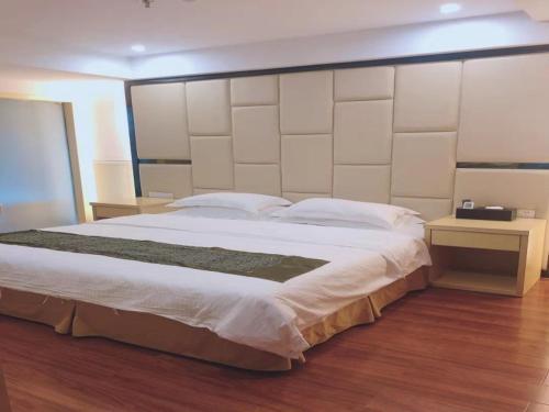 Postel nebo postele na pokoji v ubytování GreenTree Inn AnHui HuangShan She County HuiZhou Ancient City Middle HuangShan Road Business Hotel