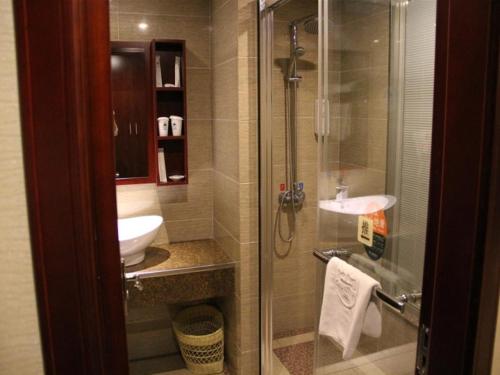 ein Badezimmer mit Dusche, Waschbecken und Toilette in der Unterkunft GreenTree Inn Jiangsu Nantong Tongzhou Shiji Avenue Jianghaihuangdu Express Hotel in Tongzhou