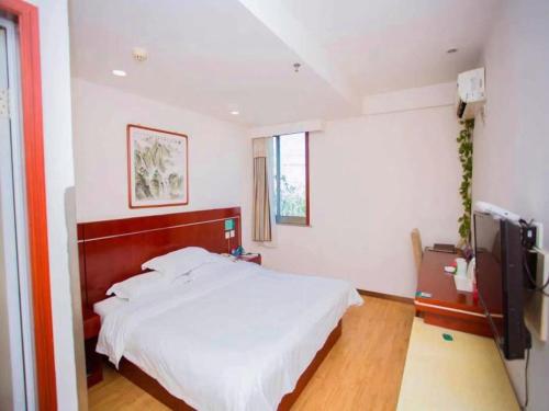 Postel nebo postele na pokoji v ubytování GreenTree Inn Shandong Binzhou Wanda Plaza Huangheshilu Express Hotel
