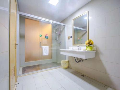 Een badkamer bij GreenTree Inn Xingxincheng Town Jiayuan Central Plaza Business Hotel