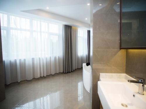 A bathroom at VX Heze Dingtao District Taoyi Road Hotel