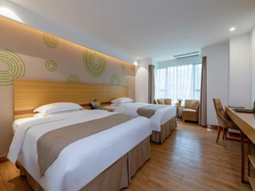 Postel nebo postele na pokoji v ubytování GreenTree Inn Zhongshan West District Fuhua Road Hotel