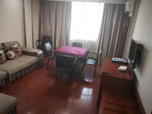 Μια τηλεόραση ή/και κέντρο ψυχαγωγίας στο GreenTree Inn Zhejiang Taizhou Tiantai Bus Station Express Hotel