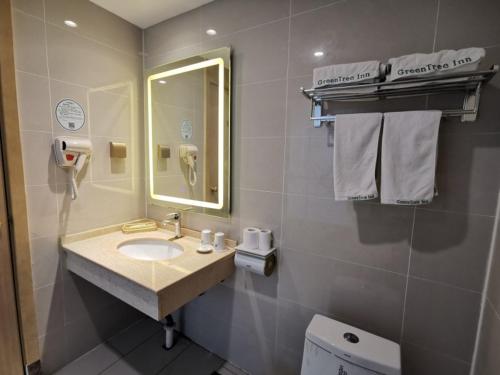 ห้องน้ำของ GreenTree Inn Bozhou Chunyu Motor City Express Hotel