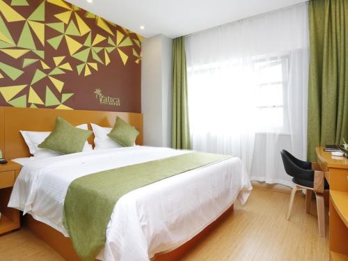 Postel nebo postele na pokoji v ubytování Vatica Hefei Silihe Road wen One hundred street Hotel