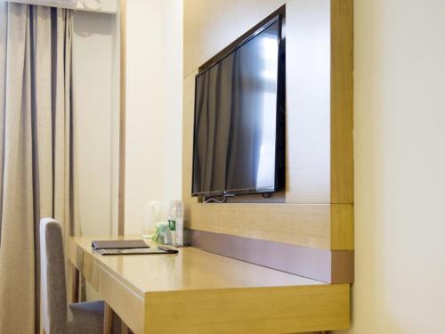 Televisyen dan/atau pusat hiburan di GreenTree Inn Nantong Qidong Lvsi Harbour Express Hotel