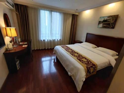 מיטה או מיטות בחדר ב-GreenTree Inn Shanghai Jiading Dazhong International Auto City Business Hotel