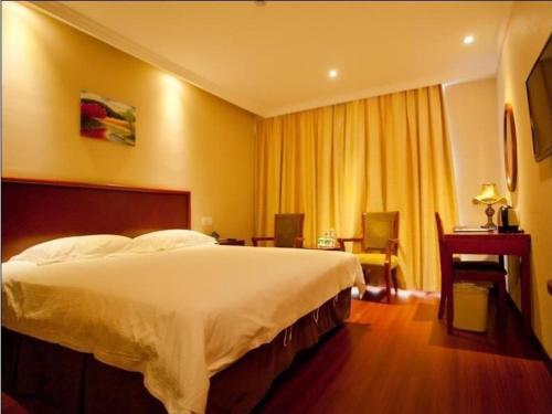 Un ou plusieurs lits dans un hébergement de l'établissement GreenTree Inn Jiangsu NanJing GuLou Business Hotel