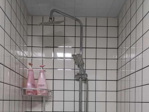 a bathroom with two detergent bottles on a shower at Green Apartments Suqian Shuyang Central City Plaza Hotel in Suqian