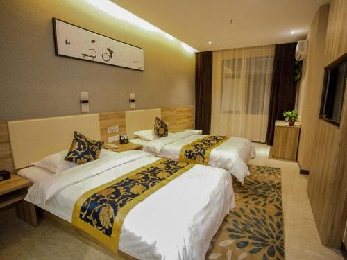 A bed or beds in a room at Shell Hefei Changjiang West Road Nangang Subway Station Hotel