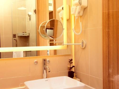 Gallery image of GreenTree Eastern Tianjin Wuqing Stadium Hotel in Tianjin