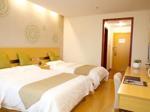 Katil atau katil-katil dalam bilik di GreenTree Inn Zhejiang Shaoxing Xinchang Buddha Express Hotel