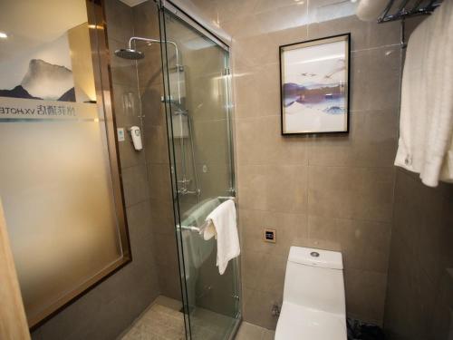 Bilik mandi di VX Heze Dingtao District Taoyi Road Hotel