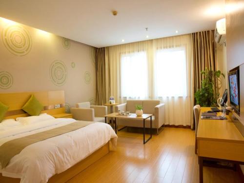 Gallery image of GreenTree Inn Zhejiang Shaoxing Xinchang Buddha Express Hotel in Xinchang