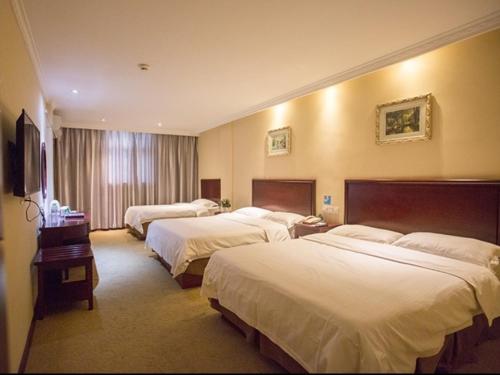 Un pat sau paturi într-o cameră la GreenTree Inn ShanDong JiNing JiaXiang County JianShe (S) Road Express Hotel