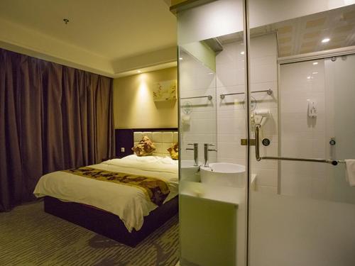 Habitación de hotel con cama y ducha en GreenTree Alliance AnHui Chuzhou Laian Development District Jiyi Road Hotel en Xinhe