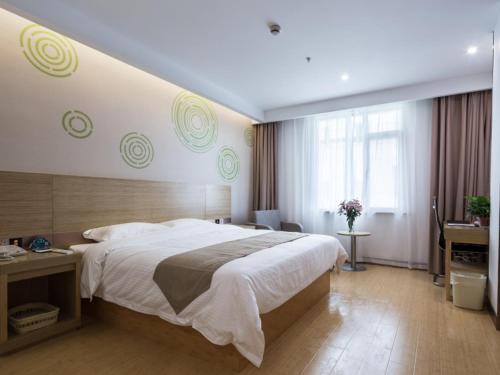 En eller flere senge i et værelse på GreenTree Inn Changzhou Zhongwu Road university of Technology Express Hotel