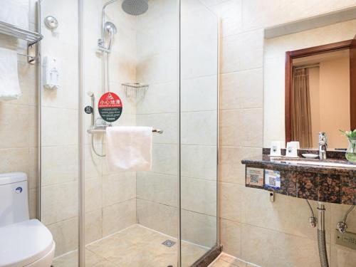y baño con ducha, aseo y lavamanos. en Greentree Inn Mozitan Road Yiwu Small Commodities Wholesale City, en Lu'an