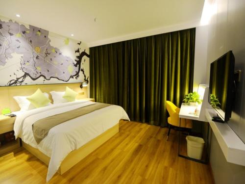 Katil atau katil-katil dalam bilik di Vatica Huanggang Luotian County City Square Hotel
