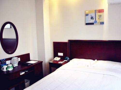 Postel nebo postele na pokoji v ubytování GreenTree Inn XuZhou Benteng Avenue Express Hotel