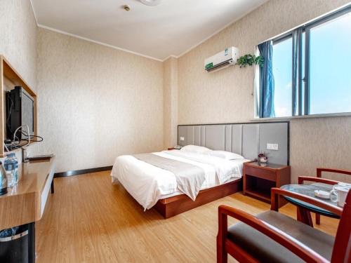 TV a/nebo společenská místnost v ubytování GreenTree Alliance Zhejiang Zhoushan Haitian Avenue West Donghai Road Hotel