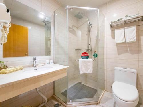 Ванная комната в GreenTree Inn Yangzhou Railway Station Jinzhankou Business Hotel