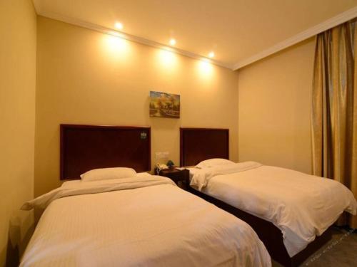 Ein Bett oder Betten in einem Zimmer der Unterkunft GreenTree Inn JiangSu ZhenJiang DingMao Industrial Park WoDe Square Express Hotel