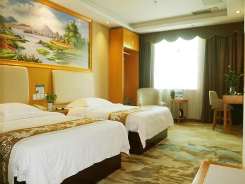 Kama o mga kama sa kuwarto sa GreenTree Inn Guangzhou Panyu Chimelong Paradise Business Hotel