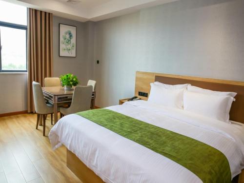 Postel nebo postele na pokoji v ubytování GreenTree Inn Ankang Chengpeng Mechatronics CityBusiness Hotel