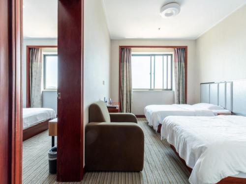 Postel nebo postele na pokoji v ubytování GreenTree Alliance Zhejiang Zhoushan Haitian Avenue West Donghai Road Hotel
